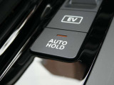 オートブレーキホールドは、ブレーキペダルを離しても車を停止させる機能で、交通渋滞や信号待ちでのブレーキの継続的な使用を減らし、運転の負担を軽減します。坂道発進時もとても便利ですよ!