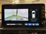 リバースギアに入れるだけで後方の表示へ切り替わります。夜間や雨の日の駐車も楽になりますよ。