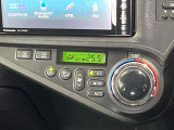 【オートエアコン】一度お好みの温度に設定すれば、車内の温度を検知し風量や温度を自動で調整。暑い&hellip;寒い&hellip;と何度もスイッチ操作をする必要はありません。快適な車内空間には必須の機能ですね♪