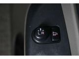 狭い場所も苦になりません。電動格納ドアミラー装備。