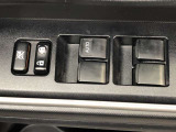 パワーウィンドのスイッチです。運転席に座りながら、助手席や後席の窓を開け閉めできるので大変便利ですよ。
