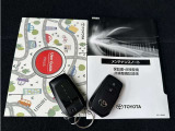 メンテナンスノート、取扱説明書ですね。 車の情報が凝縮されています。 車の整備記録が記載されている大事な物ですよ。