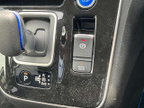 インテリジェントキーのプッシュスタートスイッチです。エンジンの始動はブレーキペダルを踏みながらこのスイッチを押すだけで始動できます。