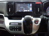 運転席からも手が届きやすく、操作しやすい空調コントロールパネル。オートエアコンなので操作の煩わしさが無くオールシーズン快適にドライブできます。快適空間で運転に集中できますね。