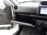 グローブボックスは充分な収納スペースになっております☆