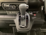 CVT車のセレクトレバーです。低速から高速まで、変速ショックのないスムーズな走りを実現するとともに、エンジン効率のよい領域を維持することで燃費にも貢献します。