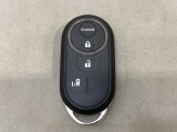 リモコンエンジンスターターを装備しています。操作キーはスマートキーも兼用しており、鍵を差し込むことなくドアロックの開け閉めと、スタートボタン操作でのエンジンスタートができます。