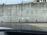 HUD: ヘッドアップディスプレイはドライバーが前方に集中できるよう、ナビや車速情報をフロントガラスに投影するシステムです。