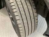 安全に走行するためには空気圧の確認をはじめ溝の深さ、ひび割れの等の点検が必要です。点検時に交換が必要と判断した場合は交換いたします。