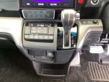 足元スッキリ、インパネシフトです。パーキングブレーキはフットブレーキタイプなので、運転席と助手席の間がスッキリしています。