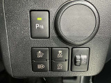 コーナーセンサーを車の前後に装備。障害物までの距離に応じて警告音を変えてお知らせ。縦列駐車時や駐車場・車庫などでの取り回しをサポートします。詳細は販売店スタッフまでおたずねください。