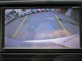 ナビ画面にバックビュ-モニタ-の映像を映し出しています。  狭い場所での車庫入れをサポ-トしてくれる便利アイテムです。