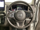 ハンドルにHondaセンシング系のクルーズコントロールやレーンキープアシストなどのスイッチと、オーディオの操作スイッチが装備されています。ハンドルから手を離さず安全に操作できます。