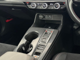 直感的な操作性により、ドライバーの快適な運転を支援。P・N・Dは押す、Rは引くという人間の感覚にマッチした操作感のギアセレクターです。
