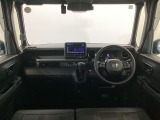 【前方視界】開放的な前方視界!運転がしやすく疲れにくいです♪窓が大きく、見通しがとっても良いおクルマですよ♪