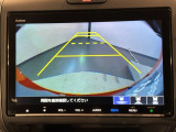 リバースギアに入れるだけで後方の表示へ切り替わります。夜間や雨の日の駐車も楽になりますよ。