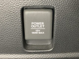 アクセサリーソケットはUSBのアダプターなどをつければ、スマホの充電にも使えます。周辺には物が置けるボックスがついています。