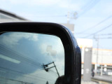 【ブラインドスポットアシスト】 車線変更アシスト機能。ドライバーの死角となる後方側面に車両を検知した際、ドアミラーに内蔵された警告灯が点滅しドライバーに注意を促します。