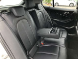 後席も使用感はさほど感じず、運転席・助手席同様に清潔感があります。後席シートもしっかりと作り込まれていますので、座り心地も悪くありません。是非、実車にてご確認下さい。