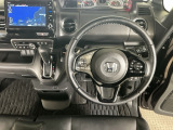 【ハンドル】運転にかかわる様々な操作を安全に行えるように視点移動が少なく操作性に配慮されたスイッチ類が凝縮されたコックピットです。