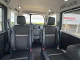 当社の中古車はフロアマット付きで販売しておりません。中古車の特性、匂いや見栄えなどの状態が左右される為です。純正・社外の新品のマットをご検討いただけます。予めご了承ください。