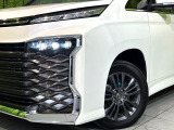 【LEDヘッドライト】悪天候や夜間走行時も良好な視界を確保し安心して運転できる高輝度LEDヘッドライトを装備!点灯速度が早く、消費電力も抑えられています。