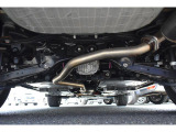 車両後方からの下回りです。マフラー防錆塗装や下回り防錆施工等も可能でございます。