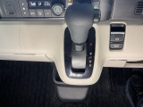 自然に手が届く距離に配置されたシフトレバー。