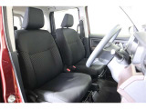厚みがあって、座り心地のいいシート。運転席も助手席もリラックスしてゆったりと座れます。