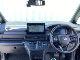 運転席周りです。カップホルダーや小物の収納などは必須ですよね!!使い勝手の良いつくりになっております!!