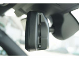 BMW純正のミラー一体型ETC車載器を装備しています。運転席からの視界を遮ることなく、インテリアの洗練されたデザインを損なわないスマートな配置が特徴です。