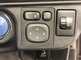 電動格納式ドアミラー付き。駐車場へ停めた時に、ボタン一つで左右のドアミラーをたたむ事ができます。