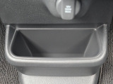 足元には便利なセンターロアボックスを設置。車内を整理しやすく、使い勝手の良さが魅力です。