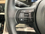 ステアリングにオーディオ操作スイッチが付いています。オーディオ画面に直接タッチしなくても操作が出来ますので、運転に集中できます。