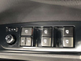 パワーウィンドは今や当たり前の機能ですが、無いと困る機能です。運転席からの操作で、全席の窓を振るオープンにしたり、フルクローズが可能です。