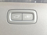 【パワートランクリッド】スマートキーや運転席のボタンを押すだけでトランクが自動で開閉します!荷物を持っている時や、天気の悪い時にトランクを閉める際に便利な機能です。