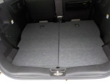 リヤシートを倒すと広い荷室になります。