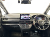 広々とした空間にシンプルな運転席!