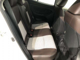 【後部座席】も当然、綺麗・清潔に仕上げております。内装の綺麗なお車は気持ちが良いですし、コンディションのいい車が多いです。これもオススメの1台です。