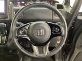 ハンドルにHondaセンシング系のクルーズコントロールやレーンキープアシストなどのスイッチと、オーディオの操作スイッチが装備されています。ハンドルから手を離さず安全に操作できます。