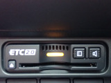 ■【ETC車載器】が装備されています。セットアップをしてお渡しとなり、ETCカードを差し込むだけで高速道路の利用が可能です。