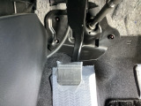 パーキングブレーキはフット式なので運転席と助手席の間はすっきり、移動も楽々です。さっと手が届く位置にATセレクトレバーやエアコンスイッチなどがあり操作性に優れています