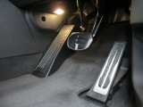 BMW全車種でアクセルペダルに【オルガン式】を採用しております。長距離運転でも軽く足をのせておくだけで操作できますので、疲れにくく、BMWらしいダイレクトなフィーリングがお楽しみいただけます。