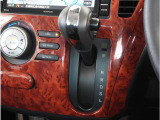 【シフトレバー】シフトもとても操作しやすいデザインになっております。運転する人の事を第一に考えた操作性の高い仕様です。