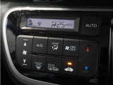【オートエアコン】温度を設定すれば自動で快適な車内温度を保ちます。エアコン内部の高性能脱臭フィルターで車内のアレルゲンや花粉を除去。