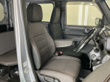 フィット感のあるシート。しっかりと支えてくれるので、長時間の運転を快適にサポートしてくれます。アームレスト付き。長距離ドライブも快適に過ごせます。