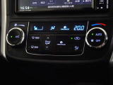 車内を快適に、オートエアコンを装備しています。