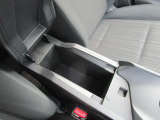 運転席アームレストを持ち上げると小物入れがございます。