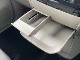 インストセンターロアBOX・グローブBOX・カップホルダー付きインストセンタースライドトレイ等、車内に持ち込んだ小物やドリンクが片付く収納も充実です。