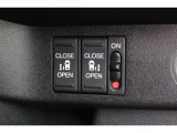 リアは両側パワースライドドアで開閉には運転席のスイッチ、もしくはスライドドアのドアハンドルを軽く引くだけで自動開閉します。